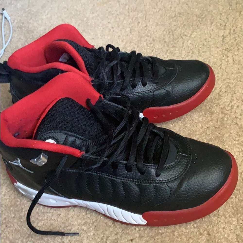 Im selling Jordan shoes for little kids